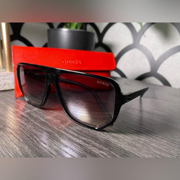 GUESS Sunglasses - Picture 1 of 5